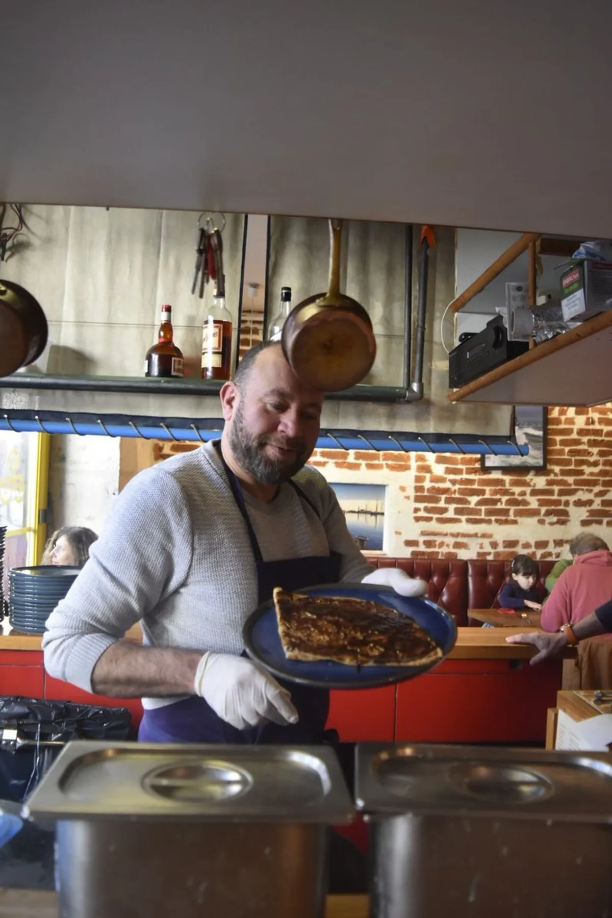 Chef Presentant Assiette Crepe Chocolat Maison