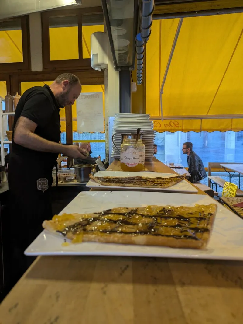 Crepes Sucrees Chocolat Et Confiture Orange Sur Le Comptoir